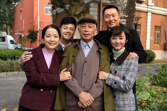 杨梅(右一)饰演石晶