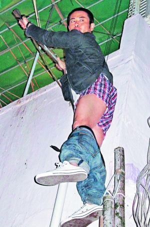 试位时,郑嘉颖惨遭工作人员扯掉裤子,吊在半空中的他只得尴尬傻笑.