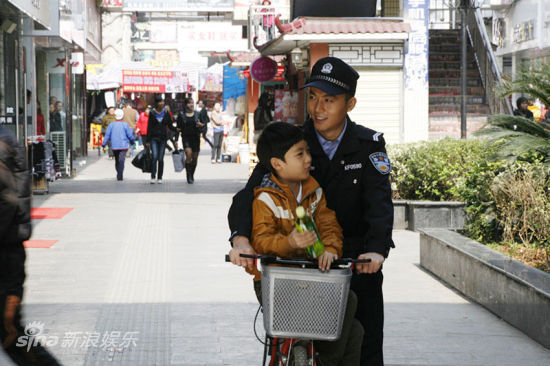 连奕名,周晓欧,景岗山,陶慧,徐立(微博)联合主演的电视剧《小城协警》