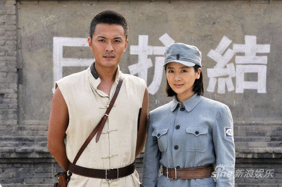 新浪娛樂訊 日前,由小李琳(微博)、于小偉(微博)、白冰(微博)等聯袂主演的抗戰題材電視劇《水上游擊隊》正在安徽衛視(微博)黃金時間熱播,該劇以歷史事件為背景,引發一系列關于政治、愛情、家庭、生活等精彩的故事,劇中,小李琳與白冰飾演一對情敵,跟于小偉在戲里上演一段曲折迂回的三角戀。 《水上游擊隊》自登陸安徽衛視以來,收視率節節高升,小李琳為了更好的還原人物的年代感,在劇中基本上市素顏出鏡,所飾演的華曉諾一角更被觀眾譽為最美的抗戰指導員。戲外與白冰情如姐妹的小李琳,在劇中卻與白冰飾演的丁水妹同時愛上