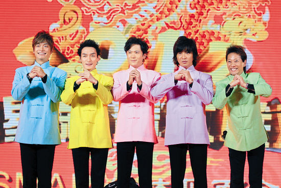 从左至右：香取慎吾、草彅刚、稻垣吾郎、木村拓哉、中居正广