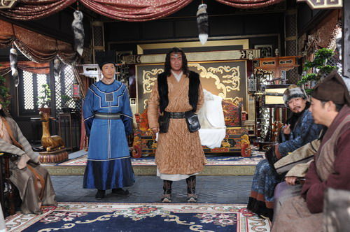 胡军(饰忽必烈)与马浚伟(饰刘 秉忠)在横店拍摄室内戏