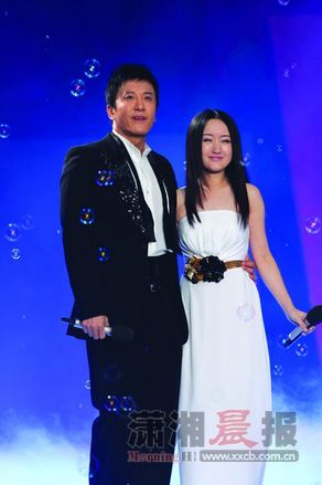 杨钰莹、毛宁在湖南卫视春晚合唱《心雨》，杨钰莹略显紧张。