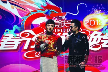 傅琰东在昨晚的魔术表演中意外失手。