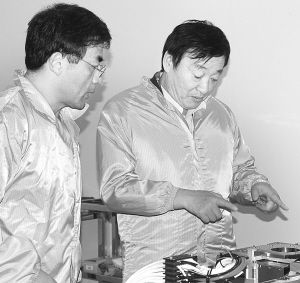 江上舟（右）在上海与睿励科学仪器公司的高级主管讨论集成电路技术问题