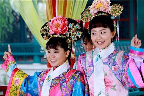 沈春阳(左)被指不像格格