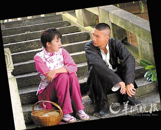 杨幂（左）身陷多角恋