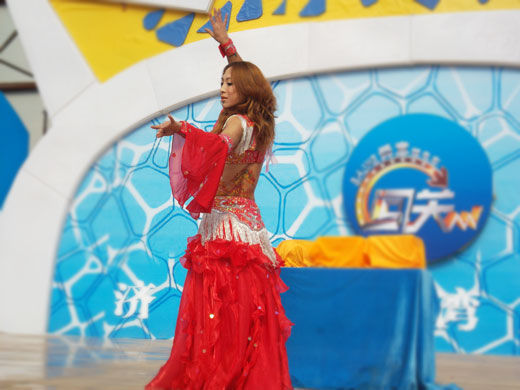 异域风情反串男歌手艾美美登场