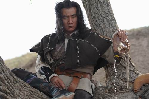 胡军饰演的忽必烈一度嗜酒如命