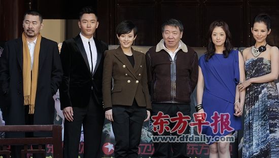 演员陈建斌(左一),李东学(左二),孙俪(左三),蔡少芬(右一),蒋欣(右二)