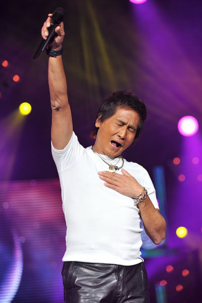 齐秦演唱《月亮代表我的心》