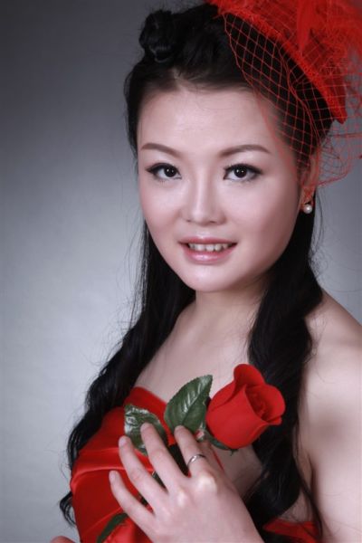 本土红人"九妹"报名花儿 自曝曾为表演而整容