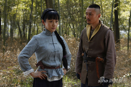 《情仇姐妹》热拍 陶飞霏吊威亚唱山歌苦中作乐