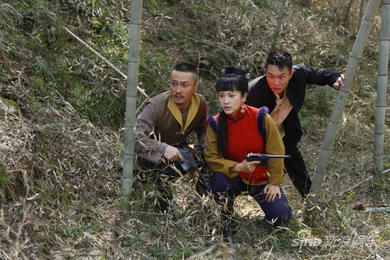 《情仇姐妹》热拍 陶飞霏吊威亚唱山歌苦中作乐