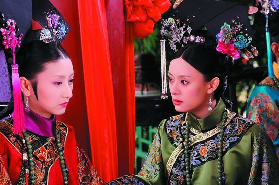 剧中甄嬛(右)二度进宫后晋升熹贵妃