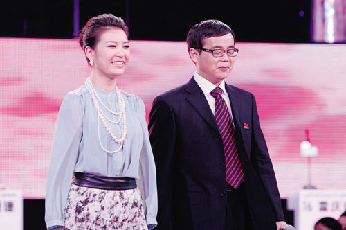 “断臂天使”雷庆瑶（左）