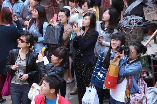 佟大为《门第》粉丝探班(图)