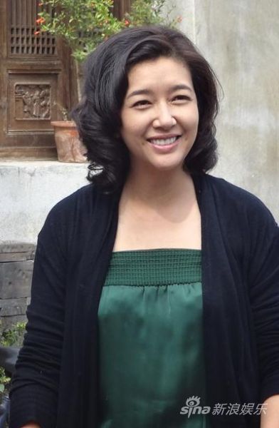 郑佩佩(微博),薛山,赵雪莲,谈锐等主演的家庭现实题材电视剧《院里院