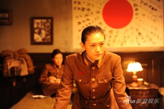 07:42 新浪娱乐 张丽在《神枪》中悲情落幕 《神枪》悲情狙击手酒井