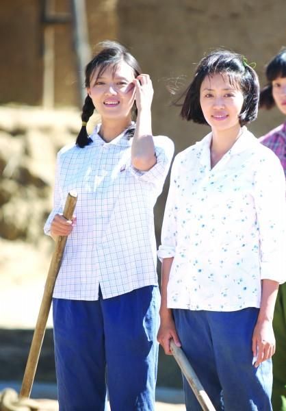 《知青》剧照。左一为傅晶饰演的周萍，左二为张龄心饰演的孙曼玲。