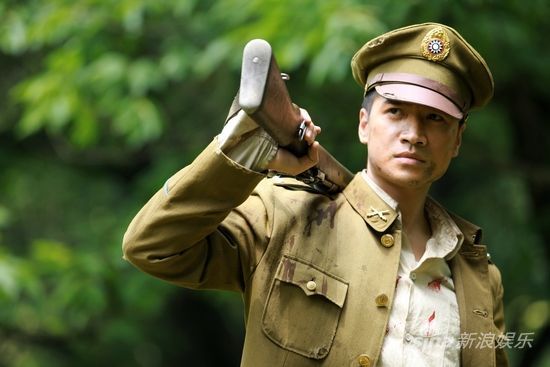 新浪娱乐讯 32年前,根据小说《桐柏英雄》改编的电影《小花》红遍