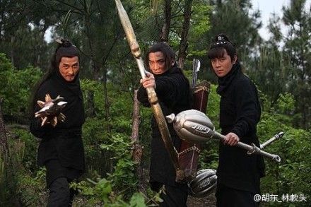 胡东版单雄信(左一)