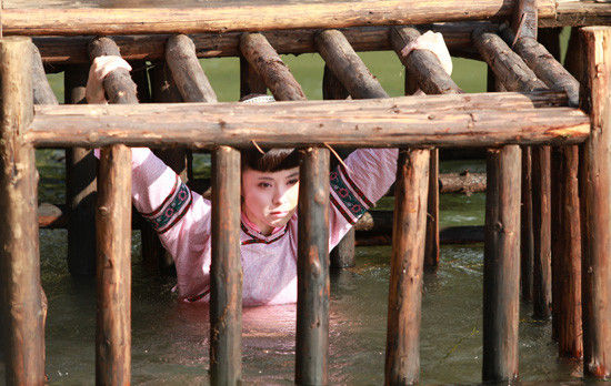 《狼烟姐妹》杨若兮为角色带病泡脏水