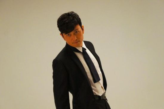 《爱谁谁》首发剧照 赵擎优雅绅士西装控