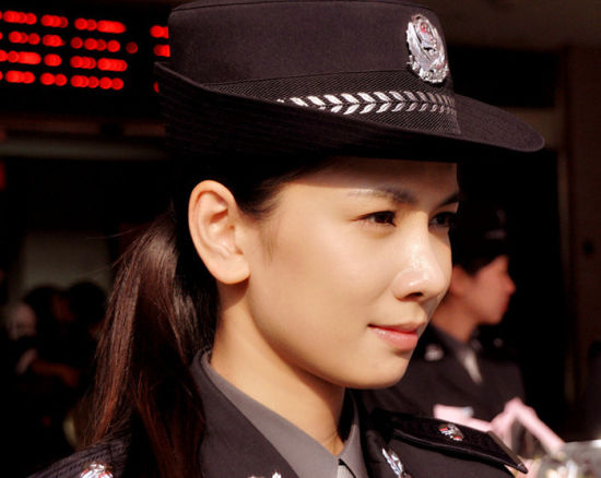 《营盘镇警事》警花王笛执行任务霸气十足