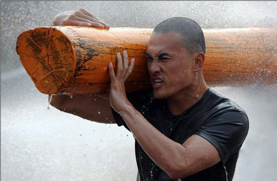 《火蓝刀锋》赫子铭全力出击诠释传奇