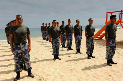 新浪娱乐讯 首部解密海军陆战队训练与生活的电视剧《火蓝刀锋》