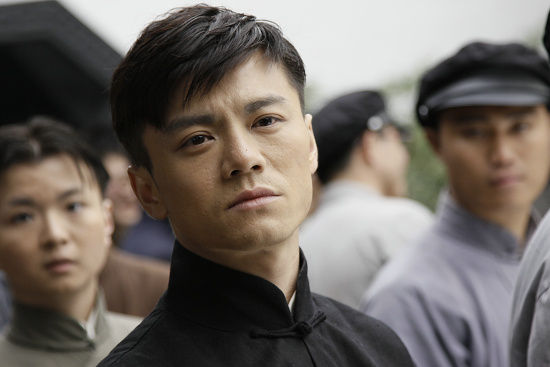 13 16:56:01 新浪娱乐 唐以诺饰演邓绍圣 《我们的法兰西岁月》剧照