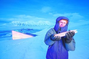 科学家卡里-福勒在位于北极的“世界末日种子库”门口。