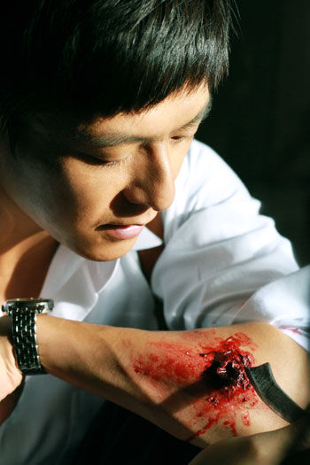 新浪娱乐 朱雨辰剧照 朱雨辰苦肉计潜伏 新浪娱乐讯 "沈木风卖的了萌