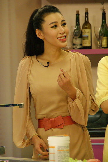 张宁益[微博]受邀做客旅游卫视美食明星秀节目《美味人生》,与主持人