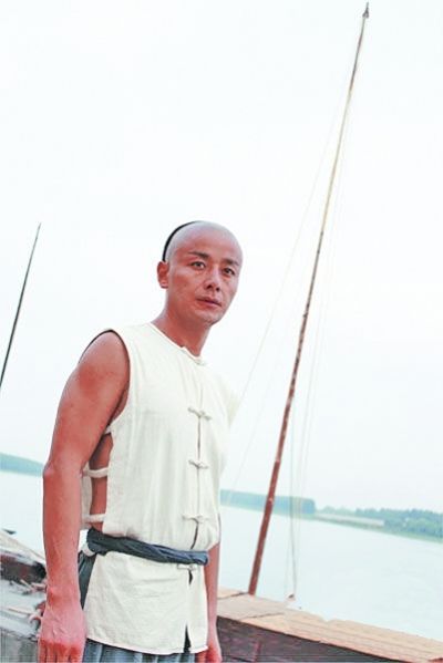 导演钱五一 剧中主角黄天虎 码头工人,中共地下党员"黑皮" 本报讯