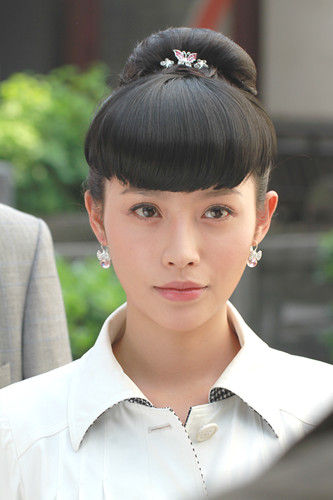 瑛子   新浪娱乐讯 由内地青年演员瑛子领衔主演的谍战大戏《冷风暴》