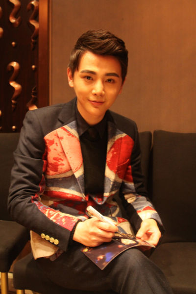 孙坚别致英伦风亮相《山河恋》发布会