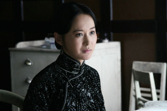 内地知名演员张大静在剧中饰演民国时期的贤妻良母陈太太