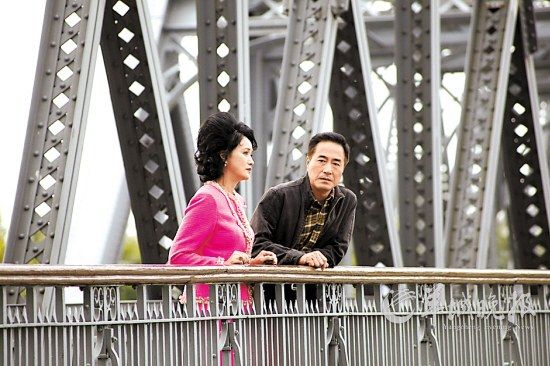 杨立新（右）和张小磊在剧中上演“复婚攻防战”