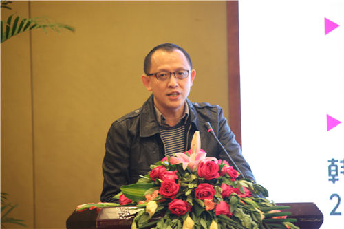 湖南卫视节目制作中心副主任,《我是 歌手》总导演洪涛在做节目介绍