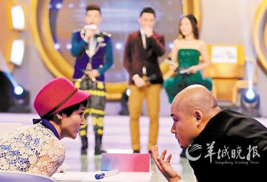 赵荣（左）和何浩鹏交换意见