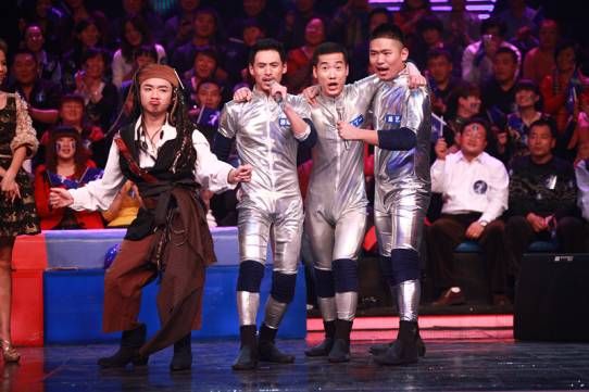 王祖蓝搞“船长杰克”经典造型闪亮登场，搞笑功力加倍升级。