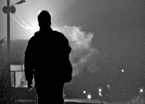 卡车司机刘国辉跟家人短暂相聚后，又踏上了长途运输的征程。