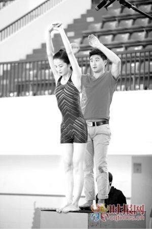田亮在指导蔡卓妍跳水