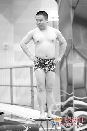 “燕小六”肖剑站在跳板上