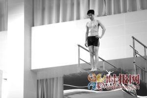 陈楚生站上跳台准备开跳