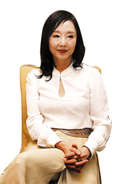严歌苓亮相上海宣传《娘要嫁人》 摄/肖执缨