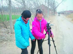 吴文光已不只是纯粹的拍摄者，他还动员村里的孩子拍摄自己的家乡。