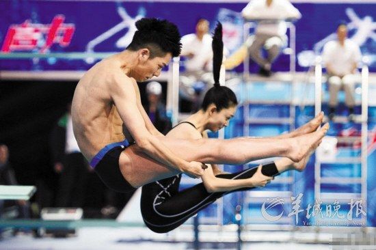 王丽坤与王栋鑫的双人跳水颇有难度